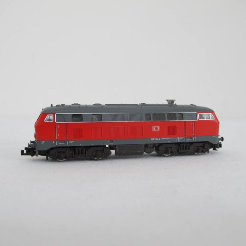 BR 218 diesel locomotive, axle arrangement B`B`, red/light grey contrasting stripes on the fronts - Image 6
