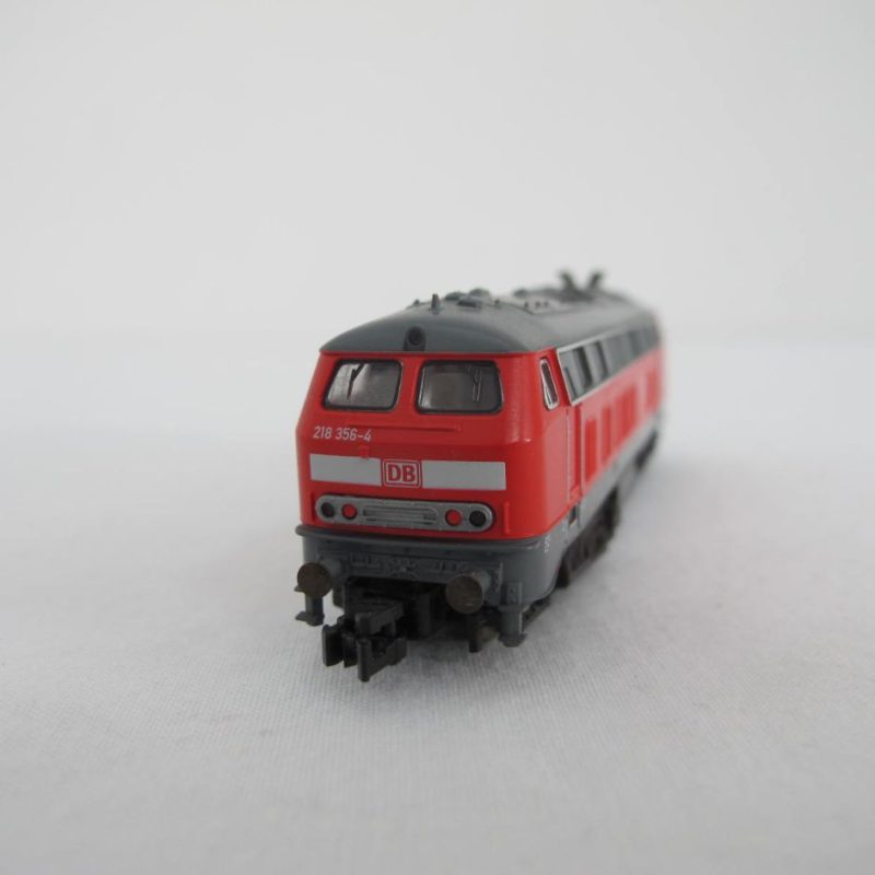 BR 218 diesel locomotive, axle arrangement B`B`, red/light grey contrasting stripes on the fronts - Image 7