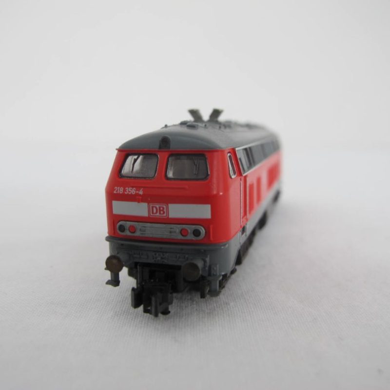 BR 218 diesel locomotive, axle arrangement B`B`, red/light grey contrasting stripes on the fronts - Image 9