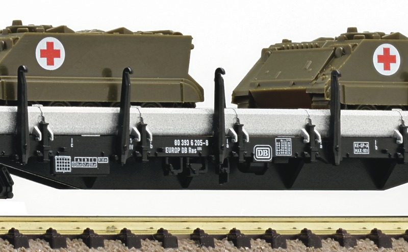 Flat wagon type Res 686 of the DB + 2 M113