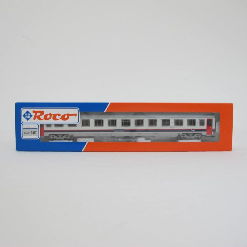 I6 - B11 second class coach. 'New look' - Image 2