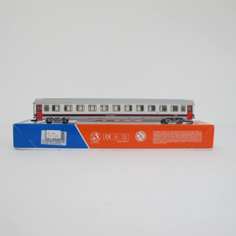 I6 - B11 second class coach. 'New look'