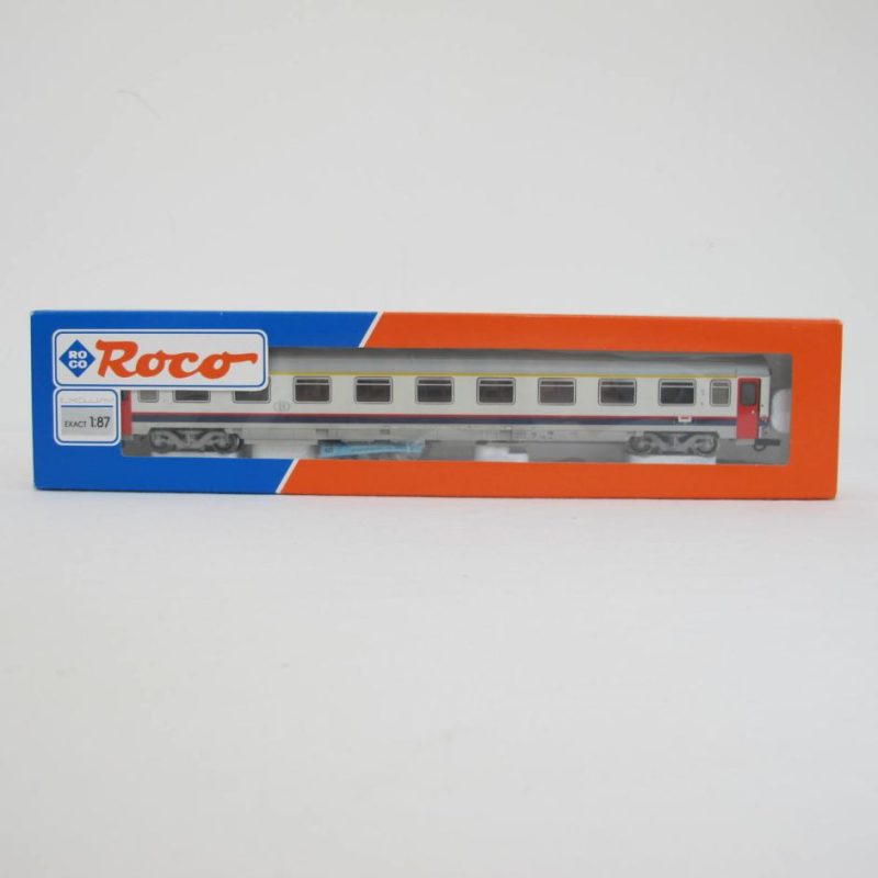 I6 - A9 first class coach. 'New look' - Image 2