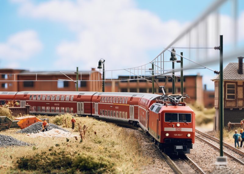 Minitrix Class 120.2 Electric Locomotive (T16026)