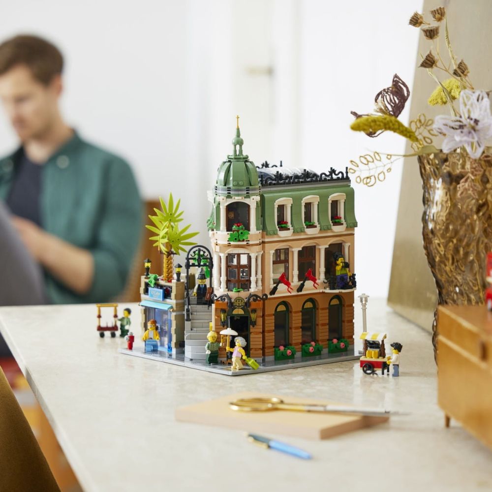 LEGO Icons 10297 Boutique Hotel