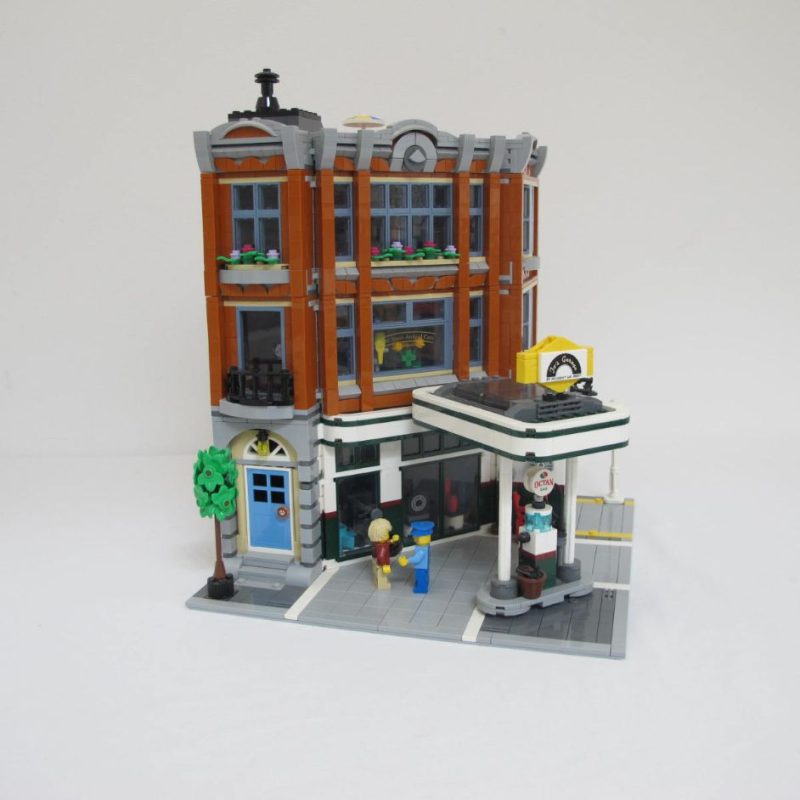 Corner Garage. Complete with instructions, no box - Image 5