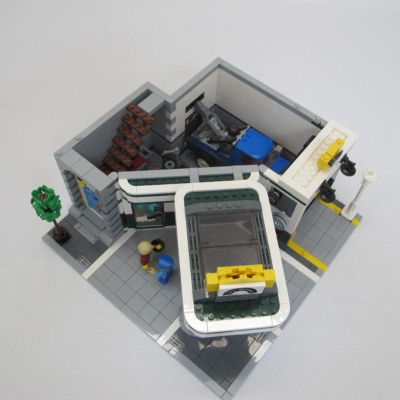 Corner Garage. Complete with instructions, no box - Image 12