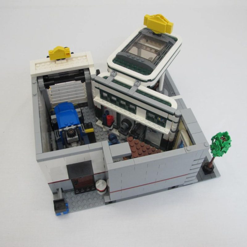 Corner Garage. Complete with instructions, no box - Image 13
