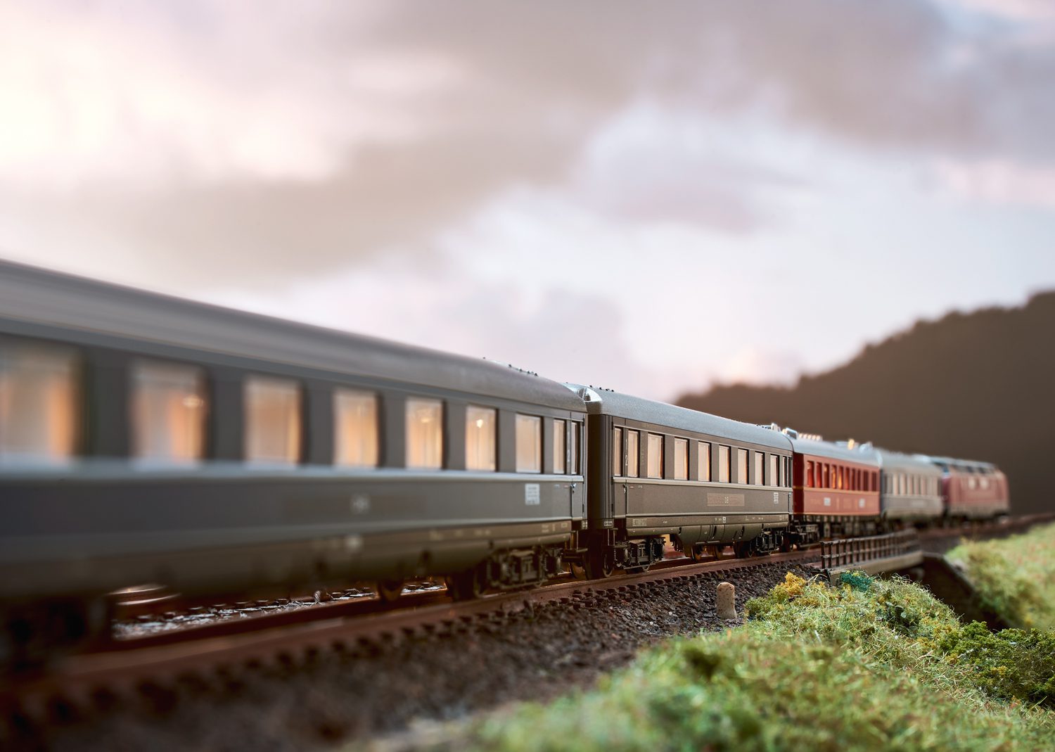 Minitrix T18259 "F 41 Senator" Express Train Passenger Car Set