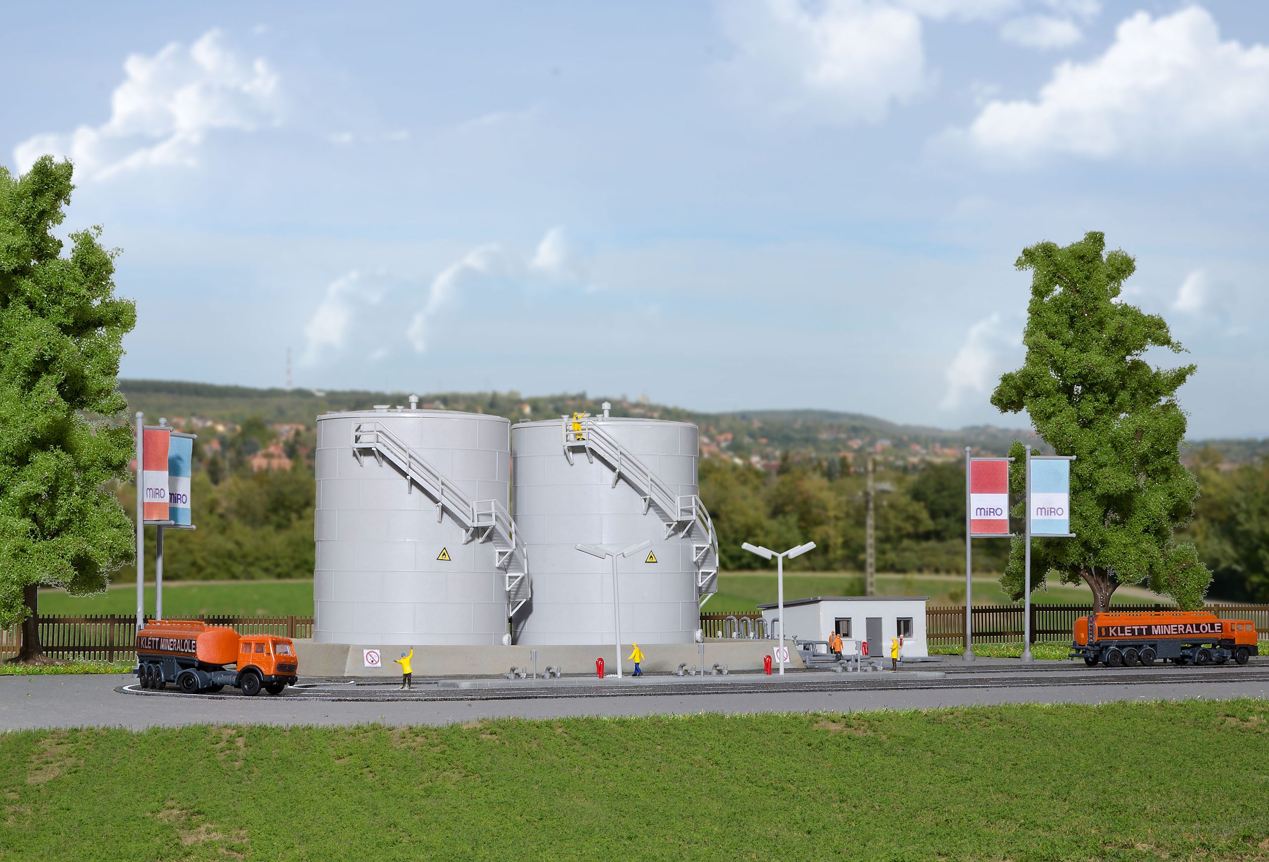 Kibri Twin Deep Tanks MIRO with Office Building and Filling Plant 37467
