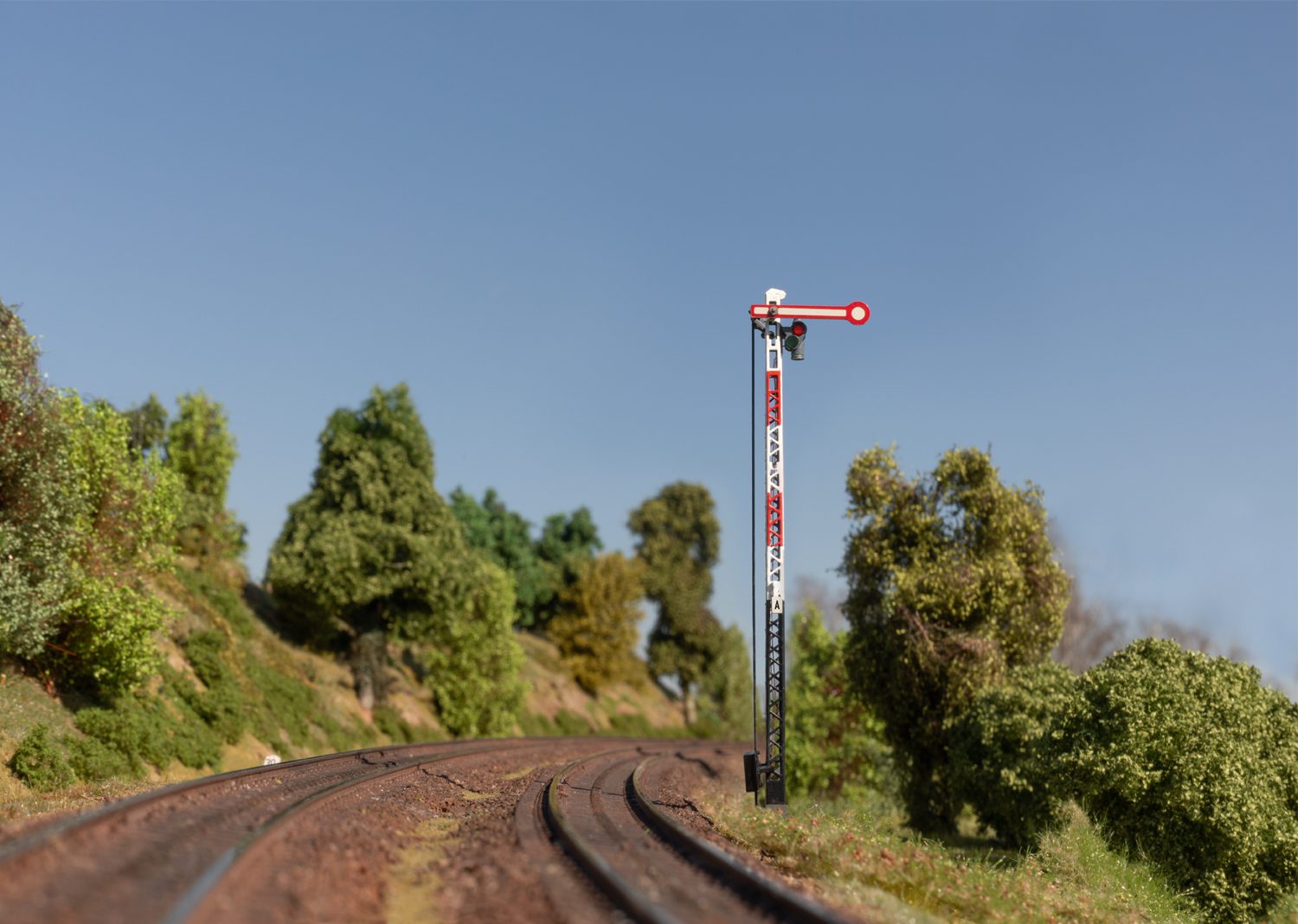 Märklin Home Signal with a Lattice Mast (Hp 0 / Hp 1) 70396